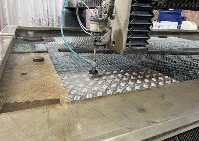 Découpe jet d&rsquo;eau d&rsquo;une tôle aluminium